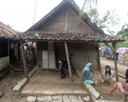 MENUNGGU ULURAN PARA DERMAWAN