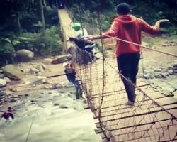 AKIBAT JEMBATAN GANTUNG SUDAH RUSA