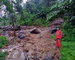 AKIBAT HUJAN LEBAT AKSES JALAN MEN