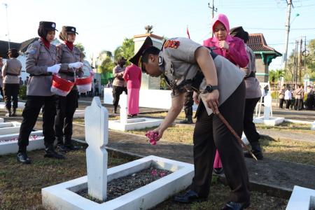 KAPOLRES DEMAK BERSAMA ANGGOTANYA ZARA