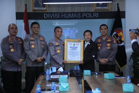 DIVHUMAS POLRI RAIH PRESISI AWARD 