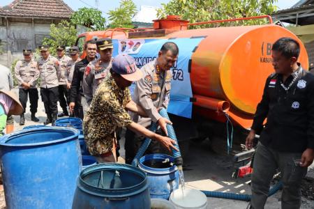 BID HUMAS POLDA JATENG SALURKAN  AIR B