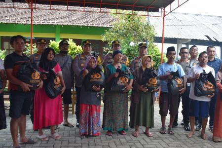 POLRES DEMAK SALURKAN BANTUAN KORB