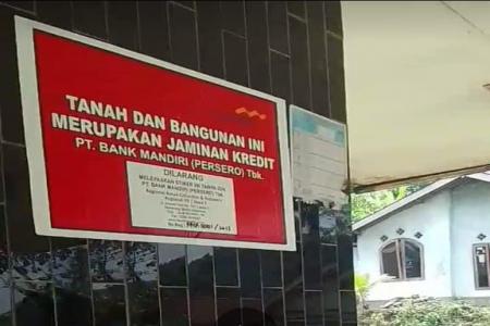 PARAH  BANK MANDIRI MEMASANG PLAKAT DI