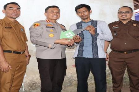 KAPOLRES LEBAK BAGIKAN BANSOS DAN 