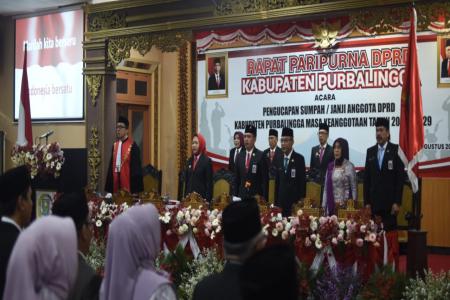 HADIRI PENGUCAPAN SUMPAH-JANJI ANG