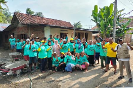 Relawan Pendukung FahmiDimas Gotong Royong Memperbaiki Jalan di Desa P