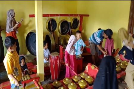 KRISIS BUDAYA MENDORONG KELOMPOK B