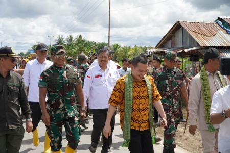 PANGDAM XIITPR DAMPINGI MENTRI PERTANI