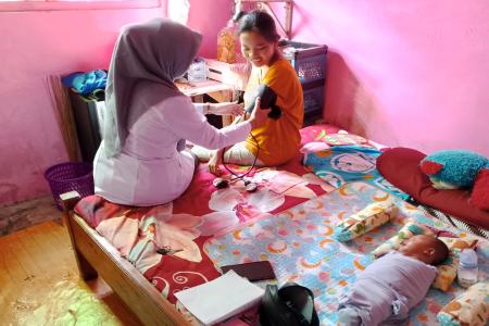 Bersama kader  ibu hamil aman dengan P