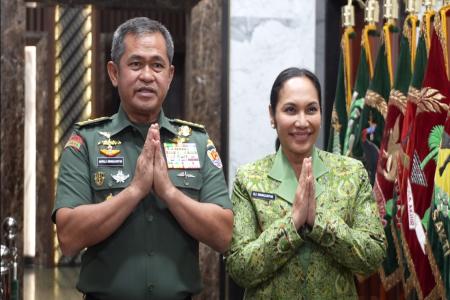 Kasad dan Ketua Umum Persit KCK  Idul 