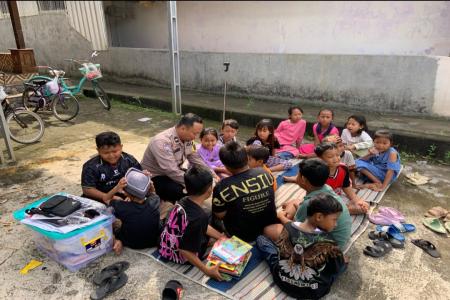 Perpustakaan Keliling Inisiatif Bhabinkamtibmas Desa Geneng Tingkatkan