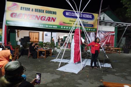 SENIMAN KENDAL MINTA RUANG YANG RE