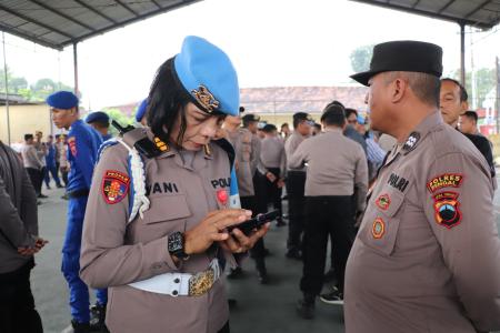 RATUSAN POLISI DI POLRES KENDAL JA