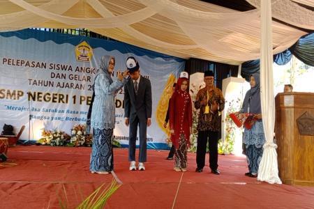 Pelepasan Siswa Siswi Angkatan ke 37 d