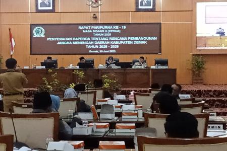 Rapat Paripurna ke18 DPRD Kabupaten De