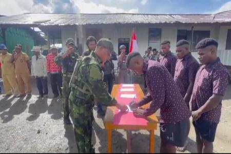 EMPAT MANTAN ANGGOTA OPM BERIKRAR 