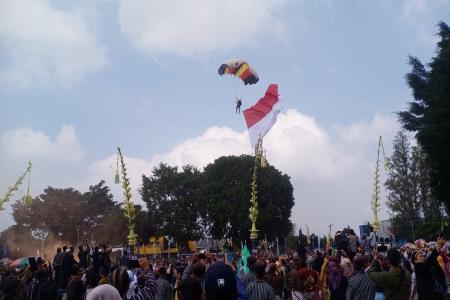ATRAKSI TERJUN PAYUNG SPEKTAKULER 
