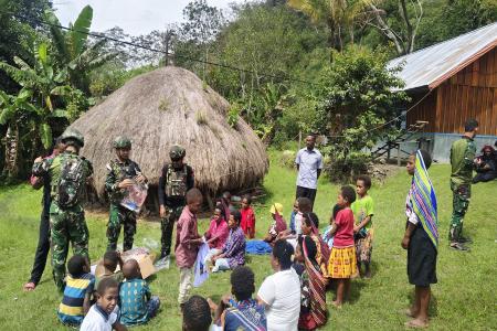 Berbagi Kasih Penuh Cinta Satgas 521DI