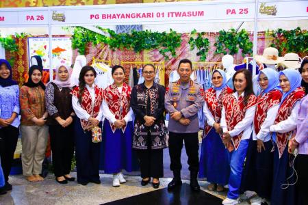 KAPOLRI TINJAU BAZAR KREASI BHAYAN