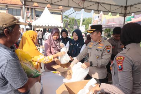 Gelar Bazar Polres Blitar Dukung Gerak