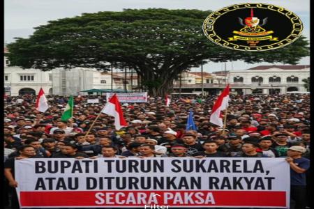 RATUSAN AKSI DEMO TURUNKAN BUPATI 