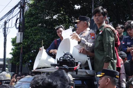 KAPOLDA JATIM TEMUI MASSA UNRAS AL