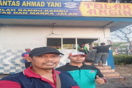 Ojol  Warga Kompak Bersihkan Pos Polis