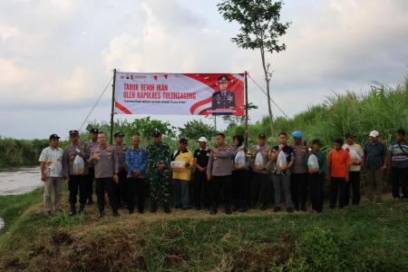 Jaga Ekosistem Sungai Polres Tulungagu