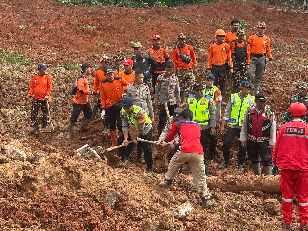 Polri Kerahkan 155 Personel, 4 Anjing Pelacak, dan Perkuat Operasi SAR Longsor Cibeunying 21 Warga T