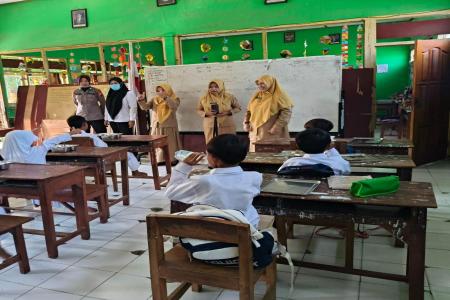 Senyum Ceria Pelajar Sambut Makan Berg