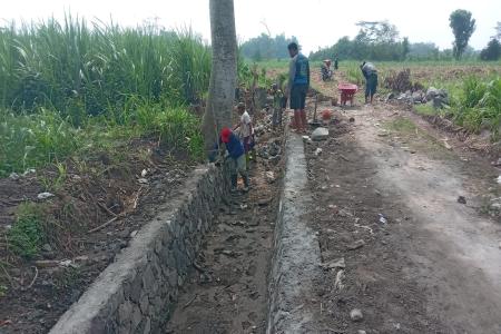 PUPR KOTA KEDIRI BENAHI SALURAN IR