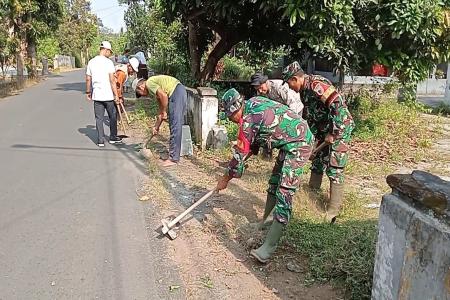 Kerja Bakti Babinsa Tanjungsari dan Warga Wujudkan Lingkungan Bersih D