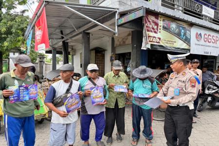 Satlantas Polres Demak Bagikan Nasi Kotak dan Edukasi Delapan Sasaran 